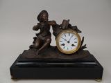 une statue de femme tenant une horloge sur une table