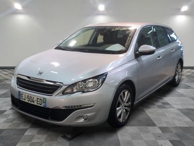 la voiture argentée est garée sur un sol en damier dans le garage