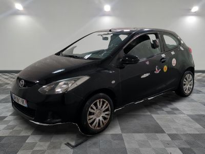 une photo d'une petite voiture noire recouverte d'autocollants