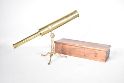 un télescope ancien en laiton, avec son coffret en bois et son socle, sur fond blanc