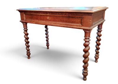 une vieille table en bois avec un plateau en marbre et des pieds tournés