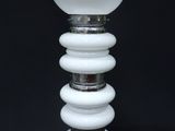 une lampe blanche posée sur une table