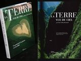 deux livres posés l'un à côté de l'autre sur une table