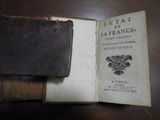 un vieux livre posé sur une table, avec un marque-page à l'intérieur