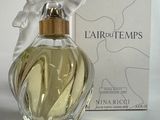 un flacon de parfum orné d'un oiseau, à côté d'une boîte