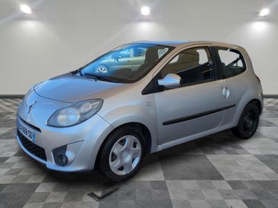 la photo d'une petite voiture argentée garée dans un garage