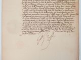 un vieux document écrit posé sur une table