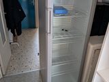 une image d'un réfrigérateur dans une cuisine avec la porte ouverte