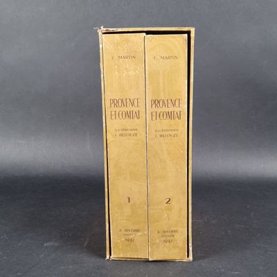 une paire de livres dans une boîte en carton sur fond gris avec un fond noir