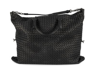 un sac noir tissé muni d'une anse en chaîne et d'une bandoulière
