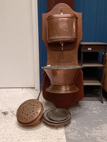 Fontaine en cuivre sur support, joint bassinoire et 3 plats