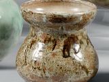 quatre vases posés les uns à côté des autres sur une table