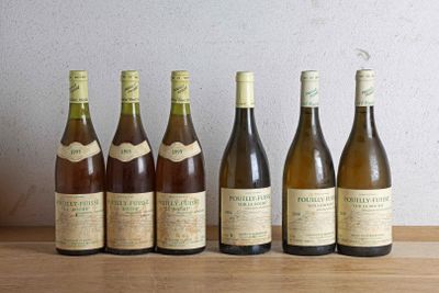 six bouteilles de vin sont alignées sur une table en bois