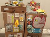 une pile de cartons sur lesquels sont posés des peluches