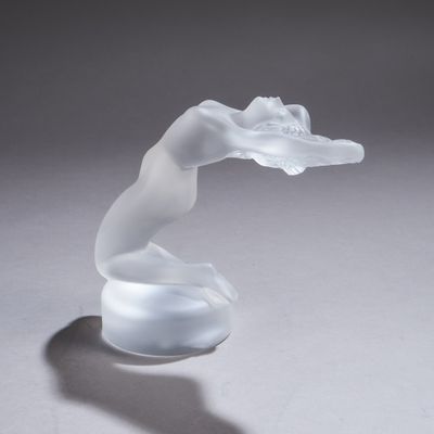 une sculpture en verre représentant une femme sur un fond blanc