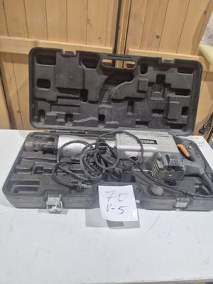un outil qui se trouve dans la mallette posée sur une table