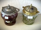 deux vases posés sur une table, sur lesquels sont apposées des étiquettes