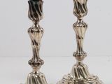 paire de chandeliers en argent sur fond blanc