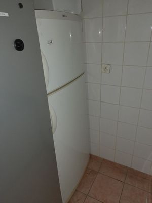 un réfrigérateur blanc dans un coin d'une petite cuisine