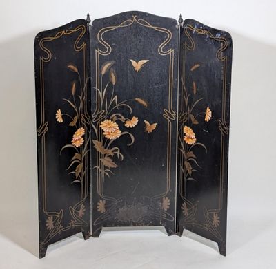 un paravent noir et doré orné de fleurs et de papillons