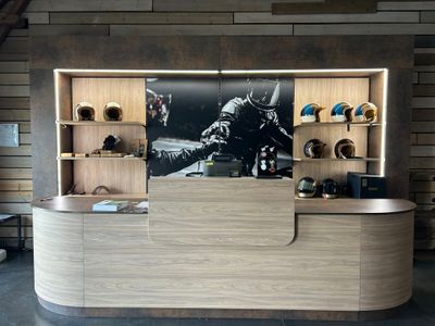 une photo d'un comptoir sur lequel figure l'image d'un motard