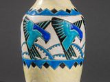 un vase bleu et blanc orné de deux oiseaux