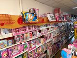 de nombreux jouets sont exposés sur les étagères du magasin, destinés à la vente