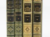 trois vieux livres sont empilés les uns sur les autres