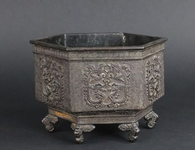 une jardinière en argent ornée d'un motif de dragon