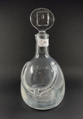 une bouteille en verre sur laquelle est représenté un serpent