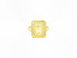 une bague en or sertie d'une émeraude au centre