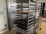 de nombreux plateaux de nourriture posés sur une étagère métallique