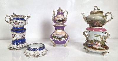 trois vases et une horloge posés sur une table