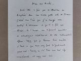 un gros plan d'un morceau de papier sur lequel on a écrit