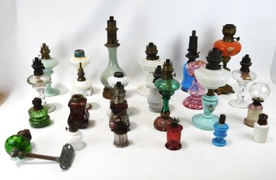 de nombreux vases en verre de toutes sortes sur la table