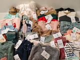 une pile de vêtements posée sur le sol