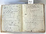 un vieux livre écrit posé sur une table