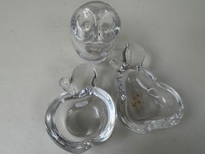 trois morceaux de verre posés sur une table
