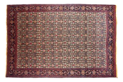 un tapis persan antique avec un motif floral sur fond blanc