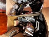 une boîte en carton remplie d'objets hétéroclites sur une table