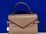 un sac à main en cuir beige orné d'une petite pochette sur le devant