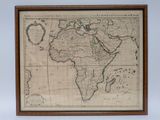 une vieille carte de l'Afrique dans un cadre en bois accrochée au mur