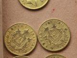 cinq pièces d'or posées dans une boîte sur une table
