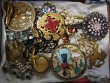 une boîte remplie de bijoux assortis sur une table