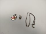 deux colliers et un collier orné d'une fleur