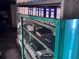 une étagère sur laquelle sont posées plusieurs boîtes