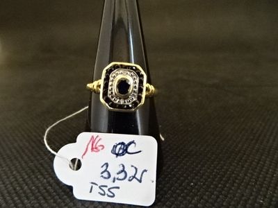 un anneau posé sur le goulot d'une bouteille
