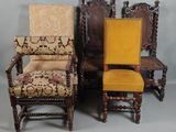 trois chaises avec des coussins rembourrés jaunes et une chaise rembourrée marron avec un coussin rembourré jaune