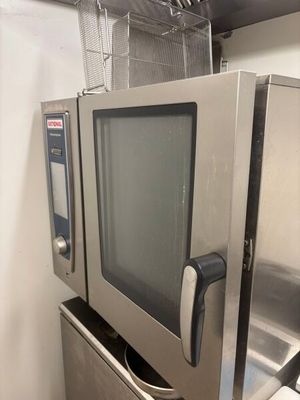 un micro-ondes posé sur un réfrigérateur