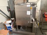 une machine qui se trouve à l'intérieur d'un bâtiment